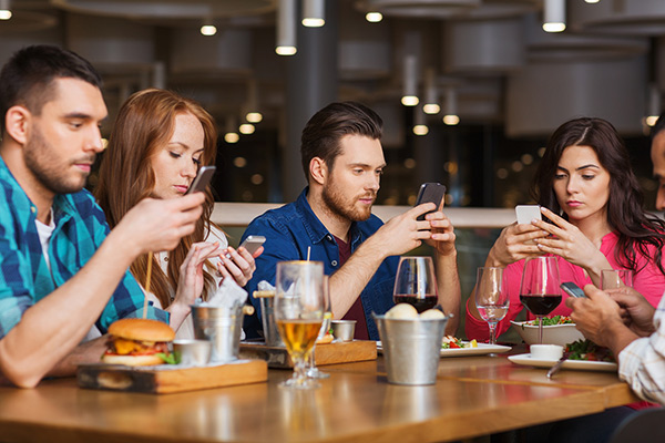 friends-with-smartphones-restaurant-600x400